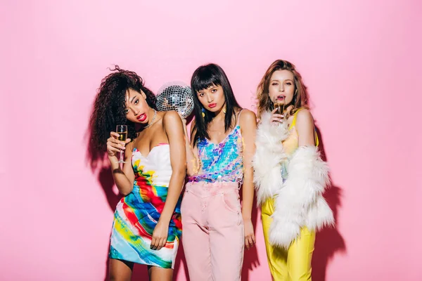 Sexy Multicultural Namoradas Com Champanhe Disco Bola Posando Rosa — Fotografia de Stock