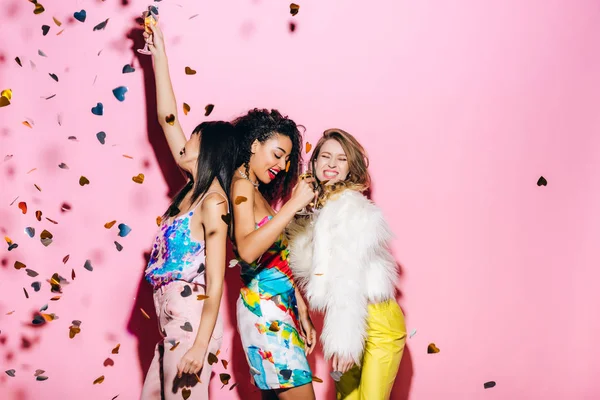 Chicas Multiculturales Emocionadas Bailando Con Copas Champán Rosa Con Confeti — Foto de Stock