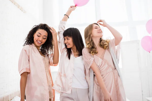 Sonrientes Chicas Multiculturales Divirtiéndose Dormitorio Con Globos Rosados Para Fiesta — Foto de Stock