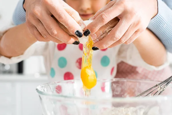 Anne Kızının Seçici Odak Noktası Elleri Kasenin Üzerinde Yumurta Kırıyor — Stok fotoğraf