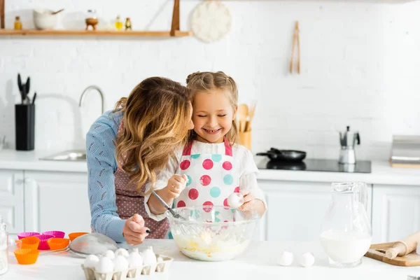 Matka Dcera Usmívá Šťastný Při Výrobě Těsta Pro Cupcakes Spolu — Stock fotografie