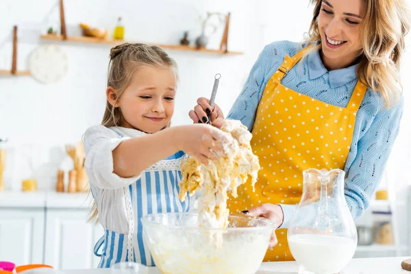 Vista Recortada Sonriente Madre Hija Cocinando Masa — Foto de Stock