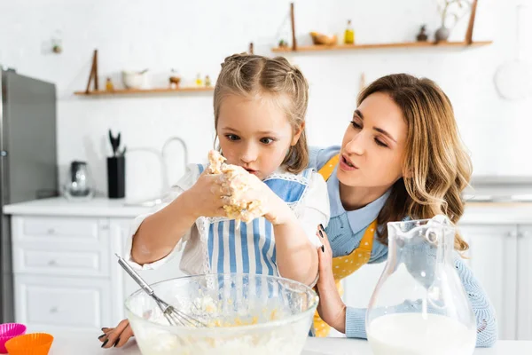 Mama Vorbind Fiica Șocată Timpul Aluatului Gătit — Fotografie, imagine de stoc