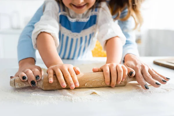 Cropped View Mother Daughter Rolling Dough Table — Stock Photo, Image