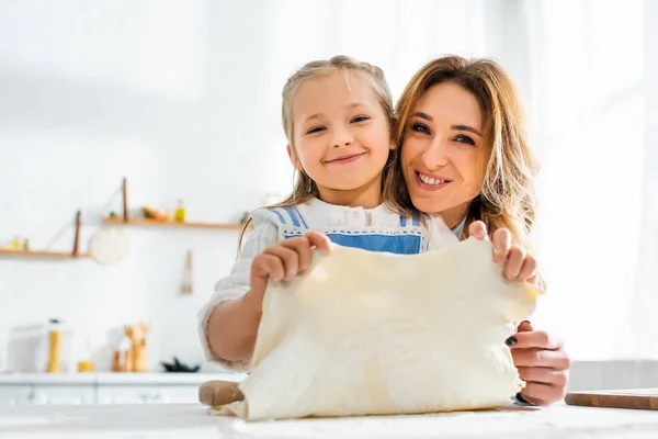 Lächelnde Mutter Und Süße Tochter Halten Teig Der Küche — Stockfoto