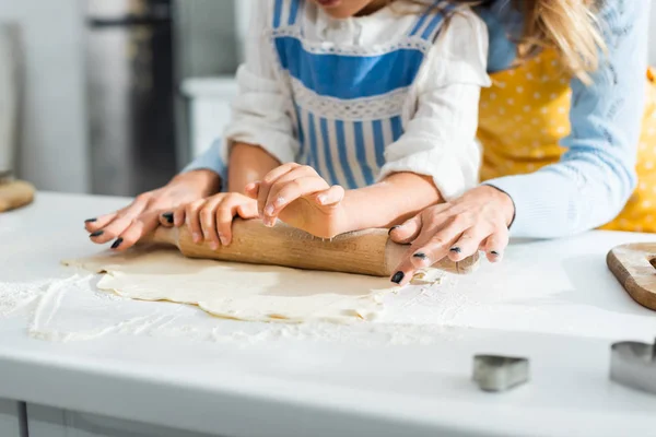 Vista Recortada Madre Hija Rodando Masa Mesa — Foto de Stock