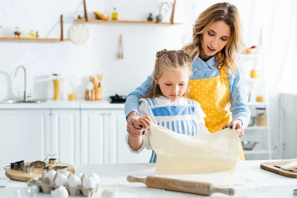 Mãe Atraente Filha Bonito Segurando Massa Durante Cozinha — Fotografia de Stock