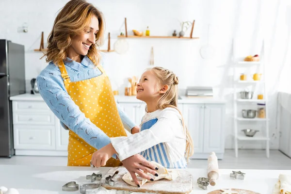 Sonriente Madre Linda Hija Cocinar Galletas Cocina —  Fotos de Stock