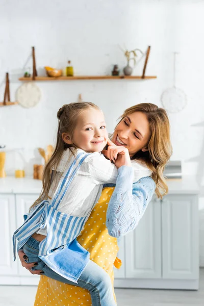 Zâmbind Mama Îmbrățișare Atingând Obraz Fiică Drăguț — Fotografie, imagine de stoc