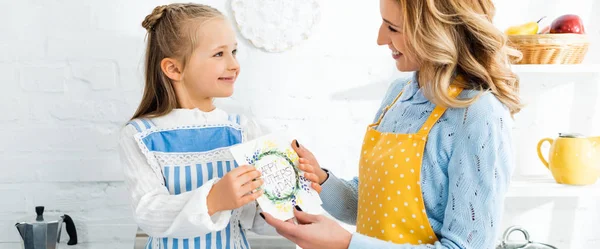 Plano Panorámico Hija Presentando Tarjeta Con Feliz Día Las Madres — Foto de Stock