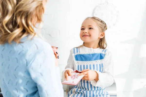 Sonriente Hija Presentando Tarjeta Madre Día Internacional Mujer — Foto de Stock