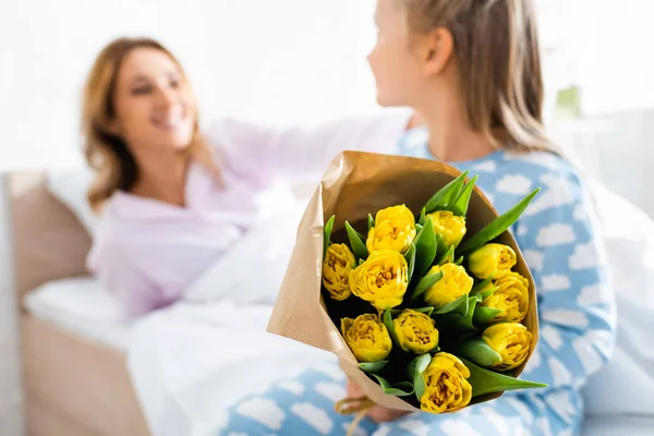 Foco Selectivo Ramo Hija Con Madre Fondo — Foto de Stock