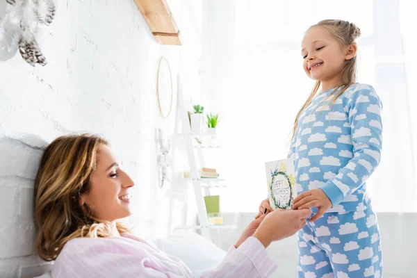 Smiling Daughter Presenting Card Happy Mothers Day Lettering Mother — Stock Photo, Image