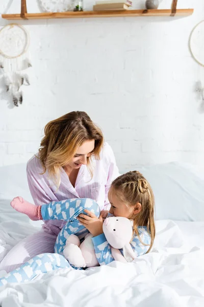 Smiling Mother Daughter Pajamas Playing Bed — Stock Photo, Image