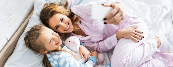 Plano Panorámico Sonriente Madre Tomando Selfie Con Linda Hija — Foto de Stock