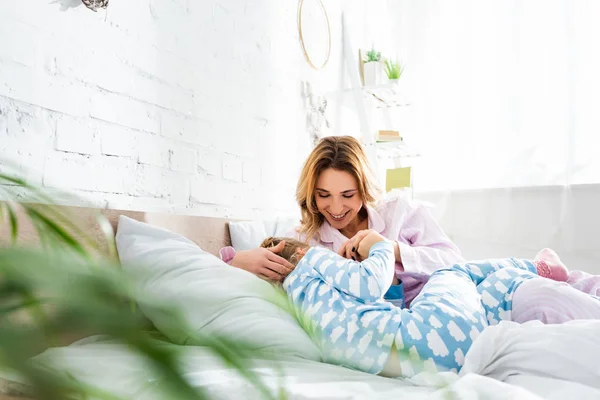 Selektiver Fokus Der Lächelnden Mutter Die Mit Tochter Schlafzimmer Spielt — Stockfoto