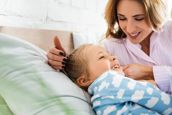 Enfoque Selectivo Madre Sonriente Jugando Con Hija Dormitorio —  Fotos de Stock