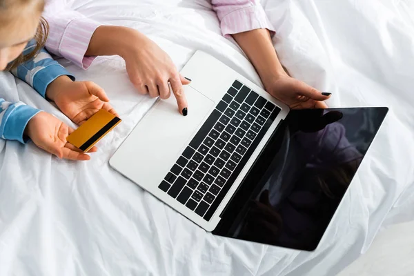 Cropped View Mother Using Laptop Daughter Holding Credit Card Bedroom — Stock Photo, Image