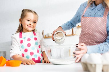 Annesinin klozete un kattığı ve kızının kameraya bakıp gülümsediği görüntüler. 