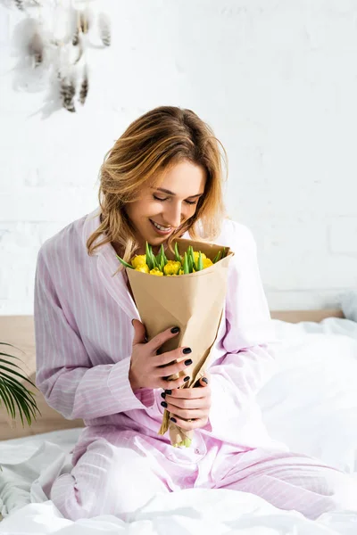 Усміхнена Приваблива Жінка Пахне Тюльпанами Міжнародний Жіночий День — стокове фото