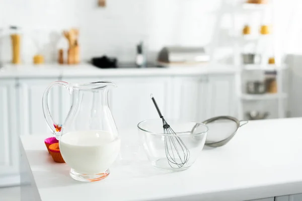 Kanna Med Mjölk Skål Ballongvisp Såll Bord Kök — Stockfoto