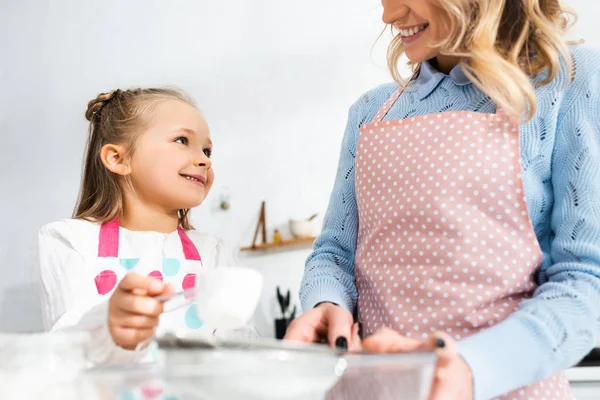 Vue Recadrée Mère Regardant Fille Mignonne Dans Cuisine — Photo