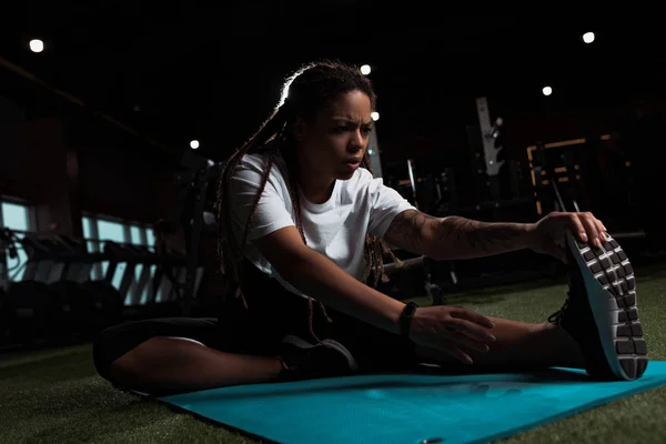 Mujer Afroamericana Sentada Estirándose Colchoneta Fitness Gimnasio — Foto de Stock