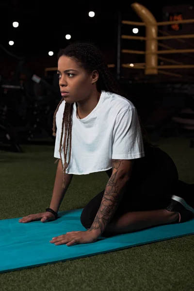 Αφροαμερικανή Που Κάθεται Στρώμα Γυμναστικής Στο Γυμναστήριο — Φωτογραφία Αρχείου