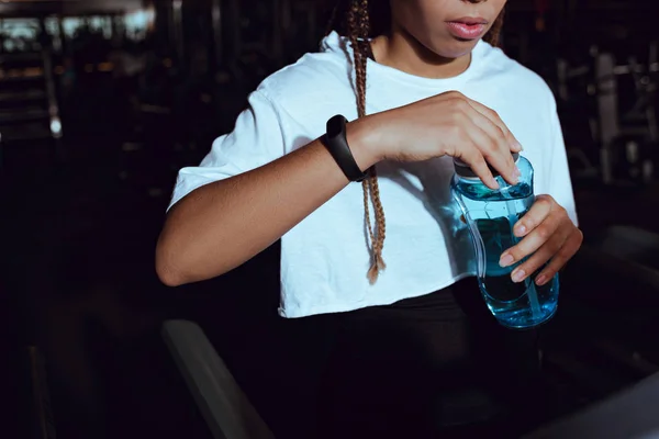 Vista Cortada Mulher Americana Africana Segurando Garrafa Água Esportiva — Fotografia de Stock