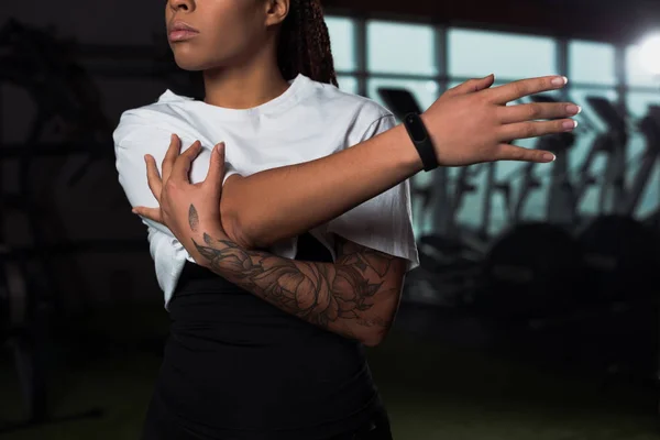 Vista Recortada Mujer Afroamericana Estirándose Gimnasio — Foto de Stock