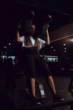 Afrikalı Amerikalı kadın spor makinesinde çalışıyor.