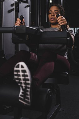 Seçici odak noktası spor makinesinde çalışan Afrikalı Amerikalı kız.