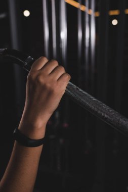 Genç Afrikalı Amerikalı kızın spor salonunda antrenman yapmasını izledik. 