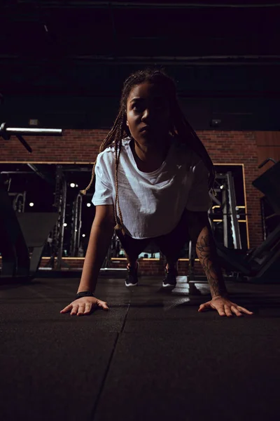 Tatuat African American Femeie Dreadlocks Face Scândură Sala Gimnastică — Fotografie, imagine de stoc