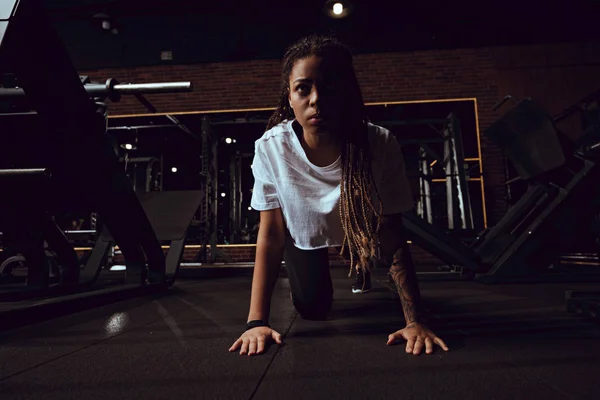 有魅力的非洲裔美国女人 有可怕的头发 在健身房做跳板运动 — 图库照片