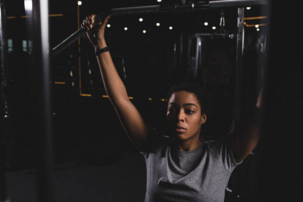 селективный фокус обучения африканских девочек на тренажерном зале
