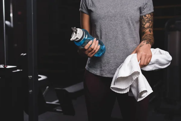 Visão Recortada Menina Americana Africana Com Tatuagem Segurando Garrafa Esportes — Fotografia de Stock