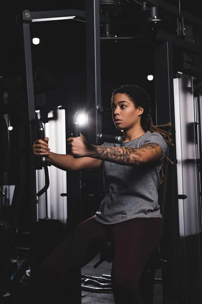 Sportive African American Girl Tattoo Training Gym Machine — Stock Photo, Image