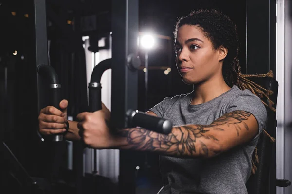 Selective Focus Young African American Girl Tattoo Training Gym Machine — 스톡 사진