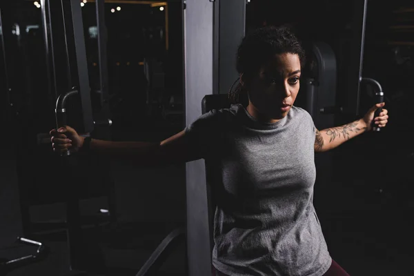 Joven Afroamericano Chica Con Tatuaje Entrenamiento Gimnasio Máquina — Foto de Stock