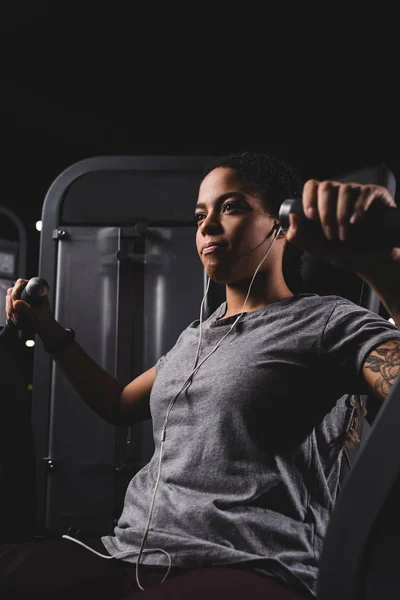 Selective Focus Tattooed African American Woman Listening Music While Exercising — Stock Photo, Image
