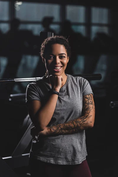 Menina Americana Africana Feliz Com Tatuagem Olhando Para Câmera Ginásio — Fotografia de Stock