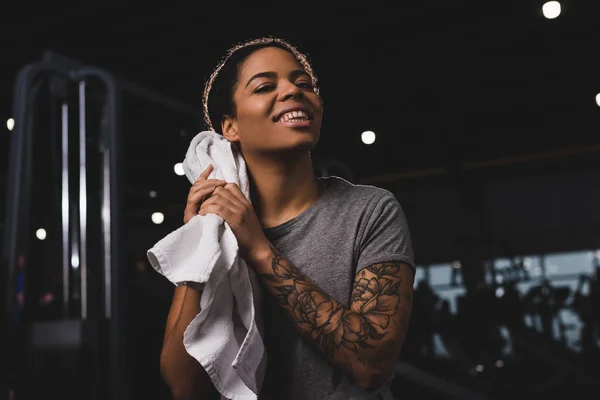 Tattooed African American Girl Wiping Sweat Towel Smiling Gym — Stock Photo, Image