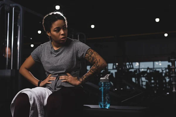 Tattooed African American Woman Hands Hips Gym — Stok fotoğraf