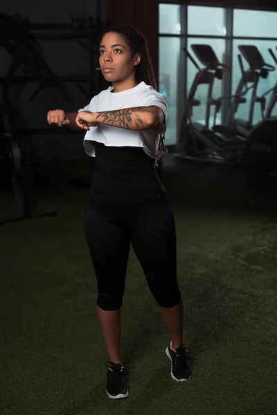 Tattooed African American Woman Exercising Gym — Stock Photo, Image