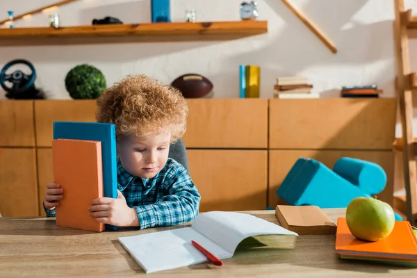 Schattig Slim Kind Zoek Naar Notebook Het Houden Van Boeken — Stockfoto