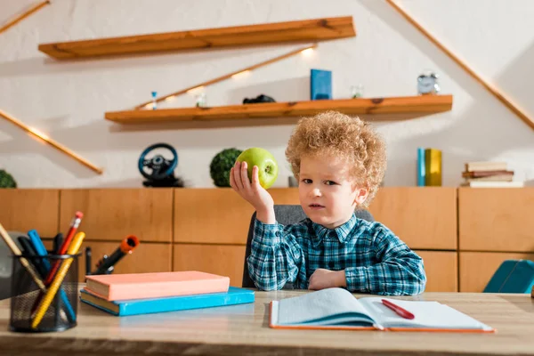 Χαριτωμένο Έξυπνο Παιδί Κρατώντας Ώριμο Μήλο Και Κοιτάζοντας Την Κάμερα — Φωτογραφία Αρχείου