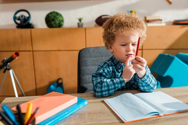 Επιλεκτική Εστίαση Χαριτωμένο Και Έξυπνο Παιδί Κρατώντας Στυλό Στο Σπίτι — Φωτογραφία Αρχείου