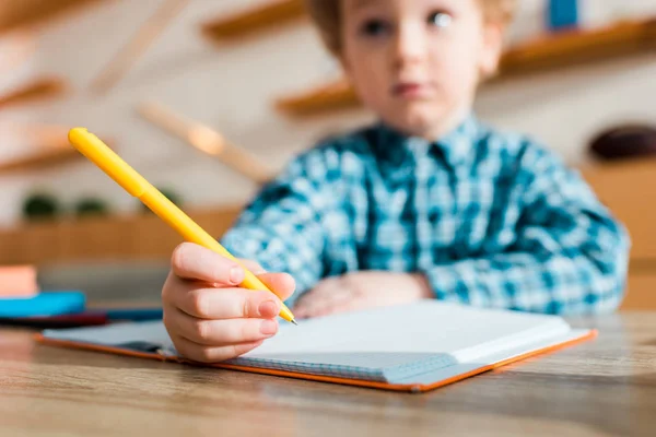 Selektivt Fokus Pennan Handen Söta Och Smarta Barn — Stockfoto