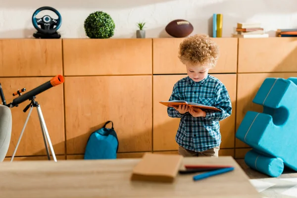 Selectieve Focus Van Slimme Kind Lezen Boek Terwijl Thuis Staan — Stockfoto